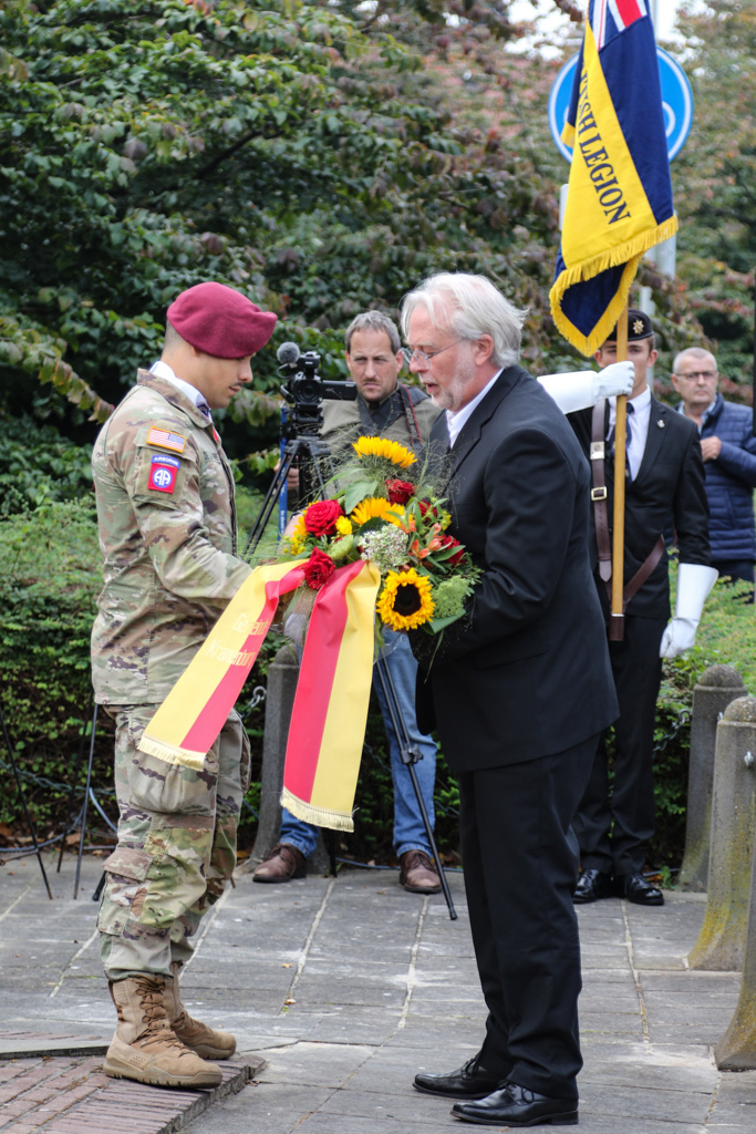 82ndABNDiv's tweet photo. A remembrance ceremony, dedicated to those who fought during Operation Market Garden, was held in Groesbeek, Netherlands. Thank you to all who came out to pay their respects.
#MarketGarden77 #LivingtheLegacy #AATW https://t.co/Awvx3TUp5Y