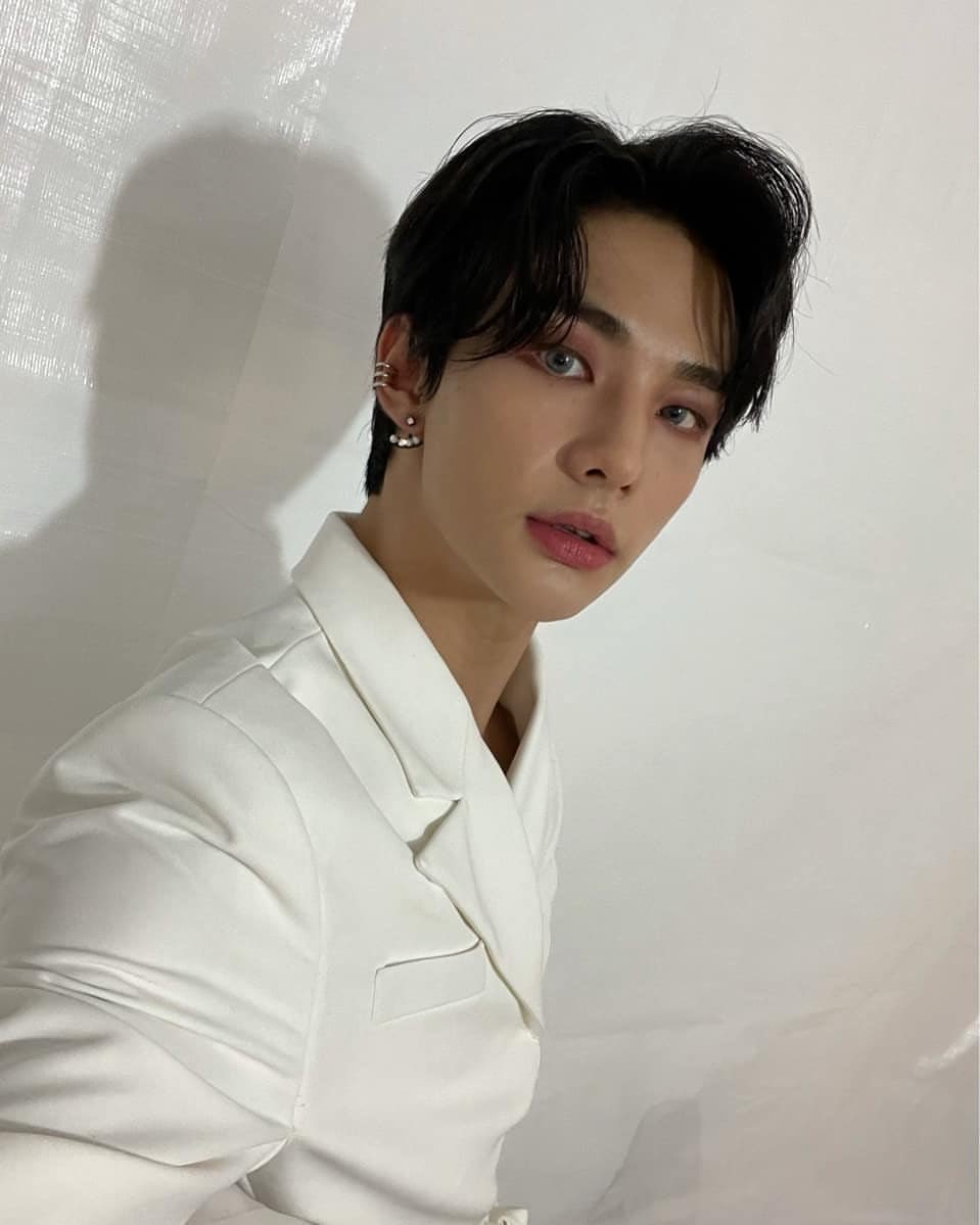 hyiujin's tweet photo. Stay, how's the stage? it was such an honor to be able to receive the Artist of the year award this time. thank you so much Stay! i hope this bundle of my selcas could enliven your day. 🤍 https://t.co/fBwMKo8apX
