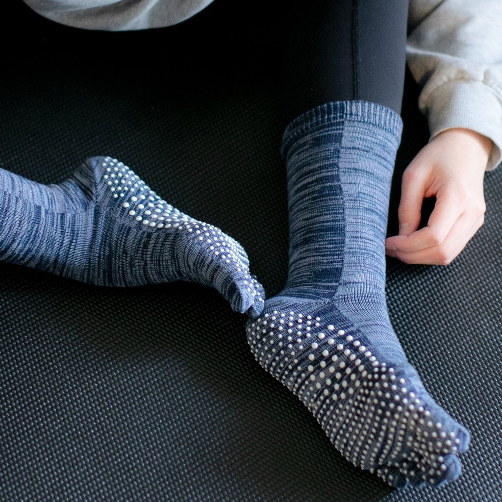 tabio_usa's tweet image. Happy Sunday☀️ Relaxing at home after a long week? These reflexology socks include acupressure silicon on the soles to stimulate specific pressure points as you walk. After a long week this is exactly what your feet need👣

#fivetoesocks #acupressuresocks #socksforhome #cozysocks
