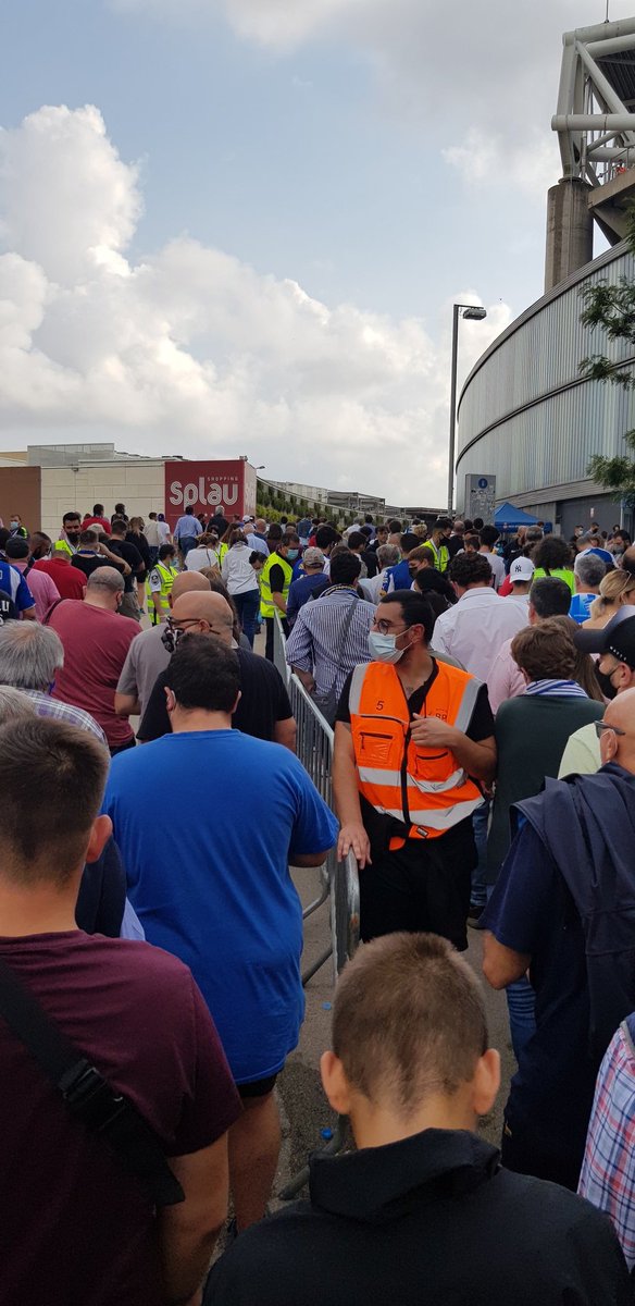 jings62's tweet photo. Los @mossos liándola una vez más. . Se ha ordenado el cierre de los accesos superiores del Splau y la afición entra por un único acceso generando unas aglomeraciones tremendas.@RCDEFutbolBase https://t.co/Xxyls1vTR9
