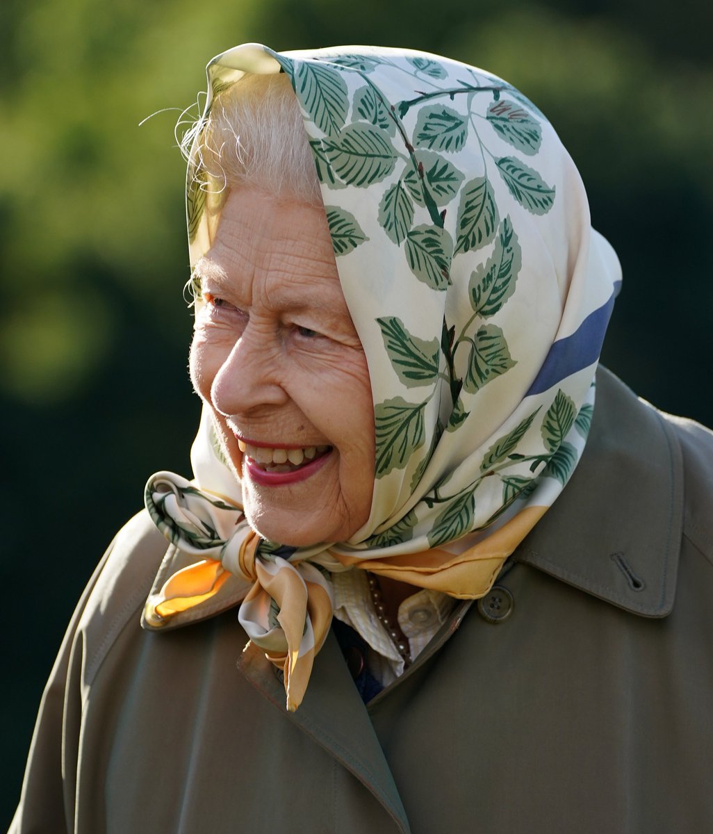 Here is Her Majesty during Friday's #treeplanting in @Balmoral_Castle 🌲

We were honoured to have The Queen and The Prince of Wales help QGC mark the start of #planting season 🌱

Friday's #Jubilee tree and many others are now live on the #QGC Map  ➡️ queensgreencanopy.org/map-education-…