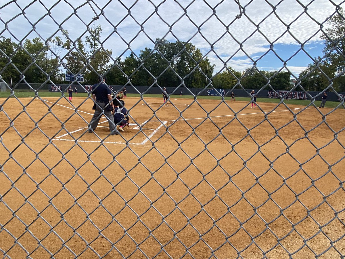 CoachFoyeFDU's tweet photo. Another great day to be on the field this Fall Sunday at home! 🥎👍🥳 #uKnighted #SoftballSundays #LetsWin2 https://t.co/7h0QNvRL3V