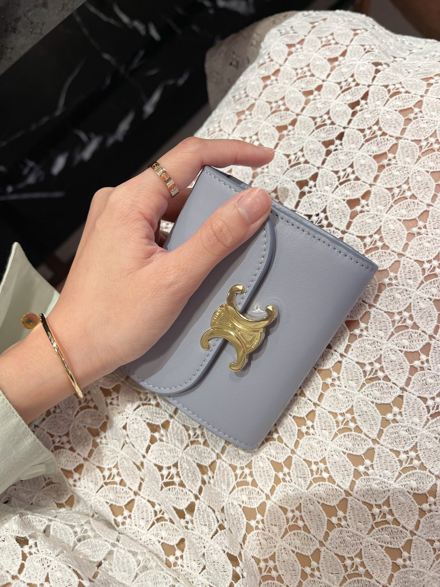 มาป้ายยากระเป๋าตัง celine สีแบบคูมหนูมากกกกกกก ตั้งใจไปเอาสีดำ สรุปโดนสีฟ้าตกเฉยเลย น้องเป็นฟ้าที่แบบแบบละมุนจิงๆ ;-; 🥛🌧🧸🪑