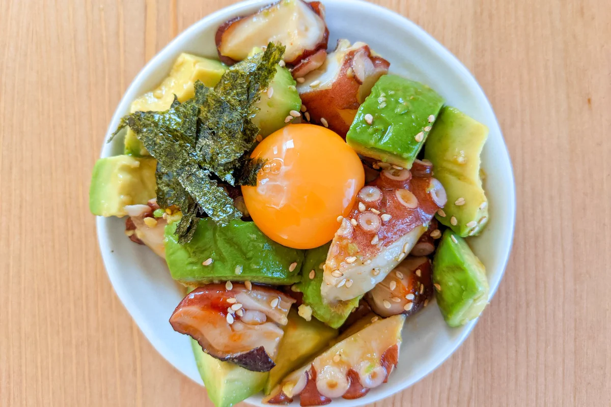 2つの異なる食感がとっても良く合いそう！アボカド&タコを使ったユッケ風レシピ！