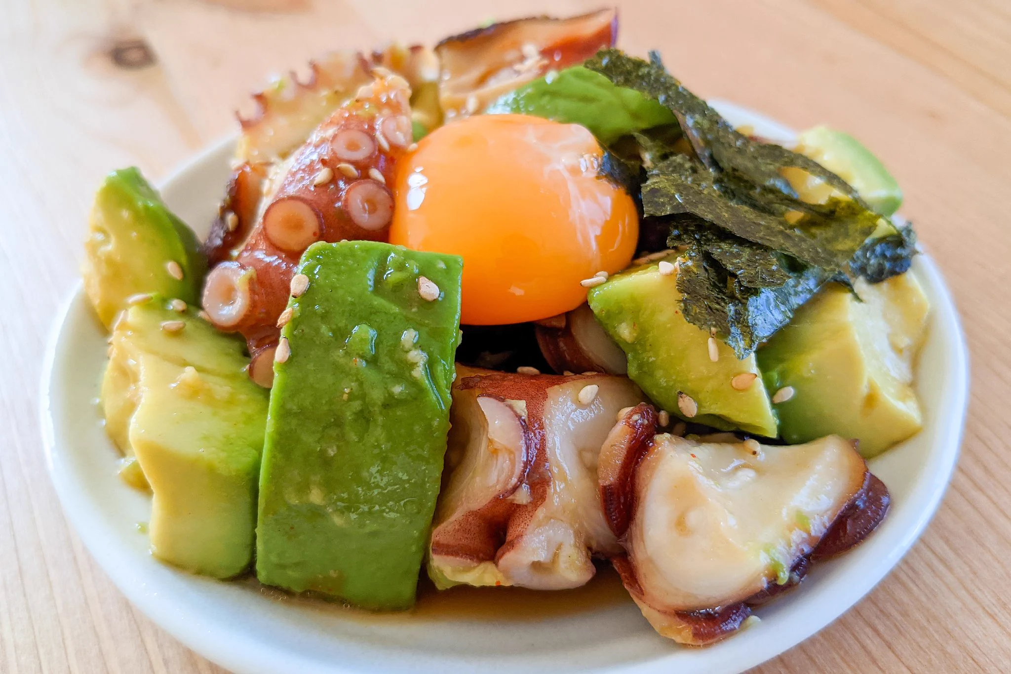 2つの異なる食感がとっても良く合いそう！アボカド&タコを使ったユッケ風レシピ！