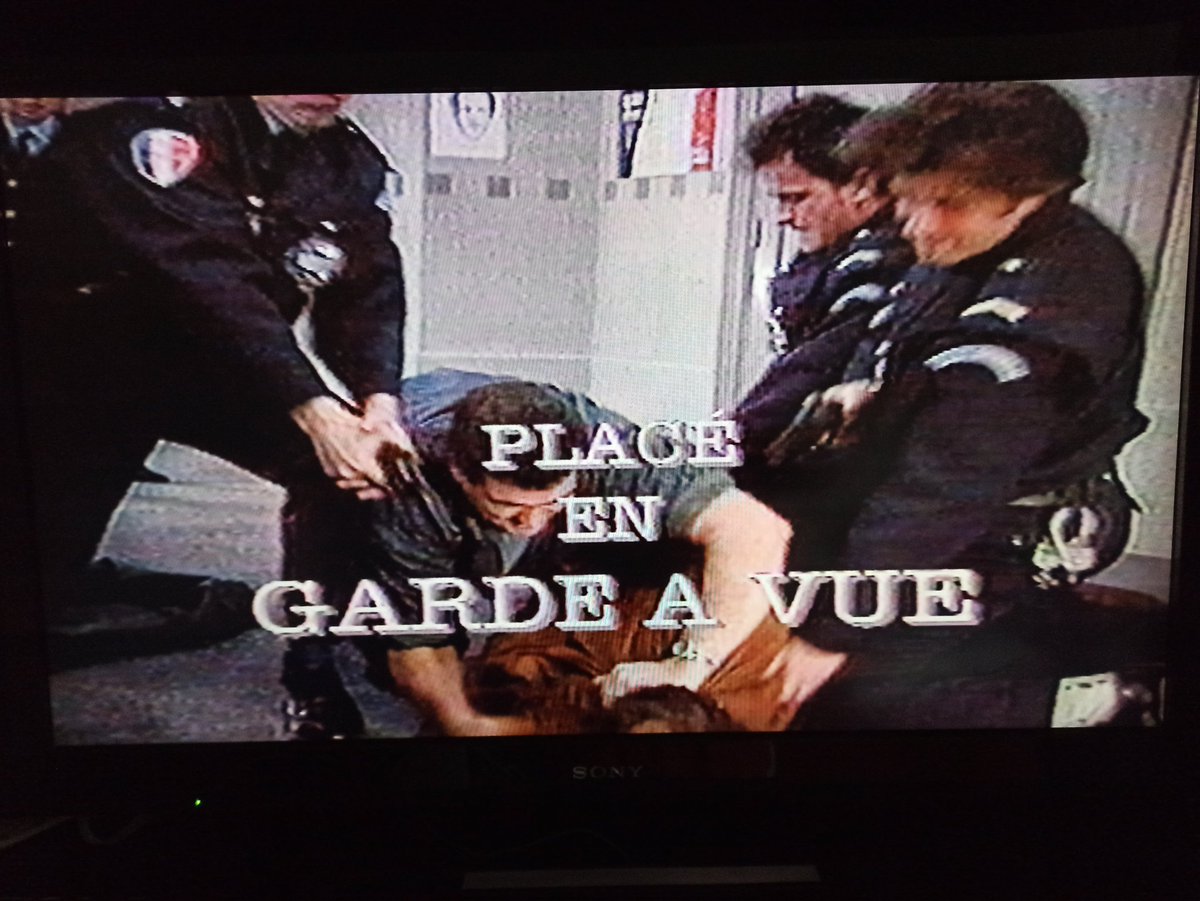 #VHSducarton
K7#1
Place en garde en vue série de #gerardjourdhui, avec tout le Commissariat de @SergeLama avec dans cette épisode 'ainsi font font font' en guest star @ghamon1 et #sergeriaboukine. J'adorais cette série du dimanche soir 👏👍