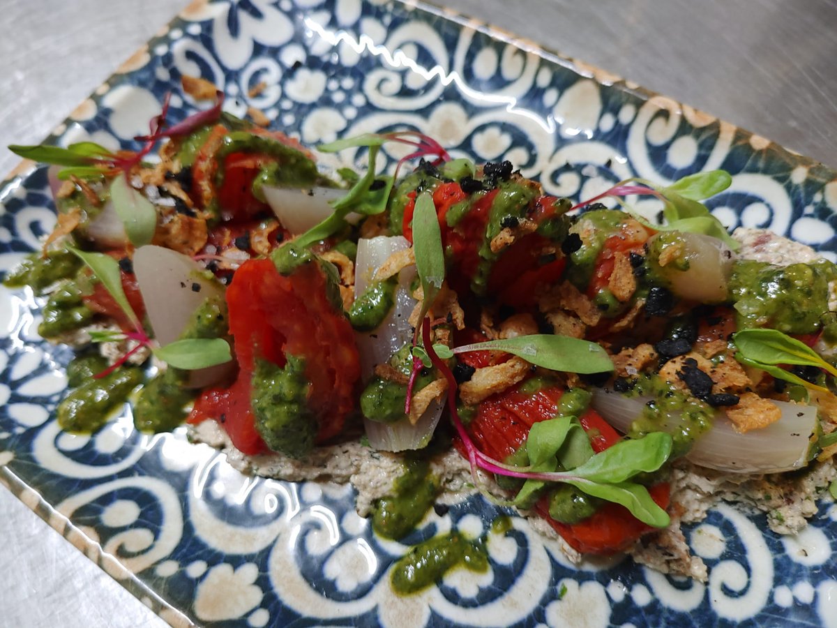 🍅 Tomate semi deshidratado y osmotizado en vermut con chalotas contifadas, crema de queso mediterráneo y, pesto 🍅

Platazo que ayer voló