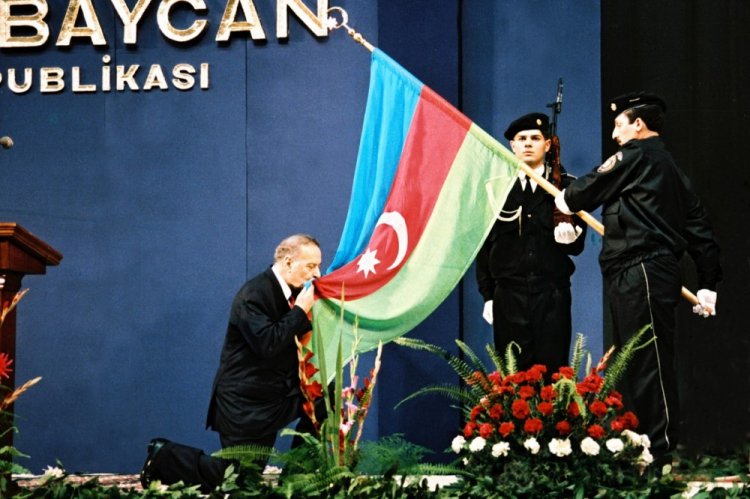 1993-cü il oktyabrın 3-də ölkəmizdə keçirilən prezident seçkilərində ulu öndər Heydər Əliyev xalqımızın böyük əksəriyyətinin etimadını qazanaraq Azərbaycan Prezidenti seçilib.