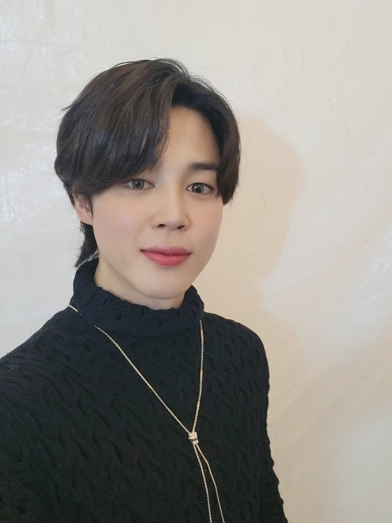 ddimmin's tweet photo. Sleepiness took over as soon as I arrived home. ARMYs, thank you from the bottom of my heart for watching the awards ceremony. We’ll show you many more wonderful sides of ourselves in the future. Thank you very much!

#JIMIN
#OurARMYsReceivedAnAward https://t.co/iTBNINDBrR