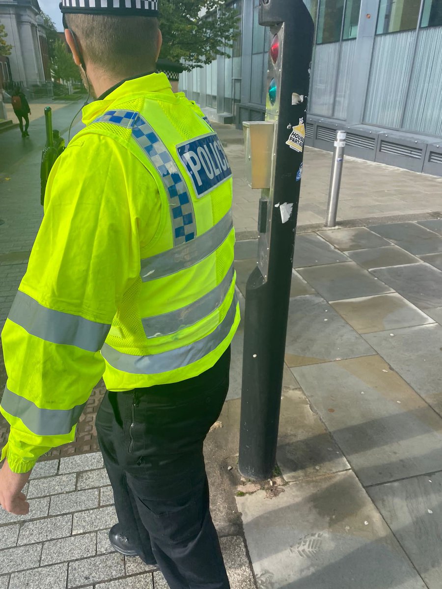 GBCMANCHESTER's tweet photo. Are these police officers in Manchester? Would you feel safe to ask? Legal observers monitoring police in Manchester are concerned after observing multiple police officers without collar numbers. @netpol #manchester #protest #legalobserver #nocomment #ToryConference https://t.co/omoOCbUgfe