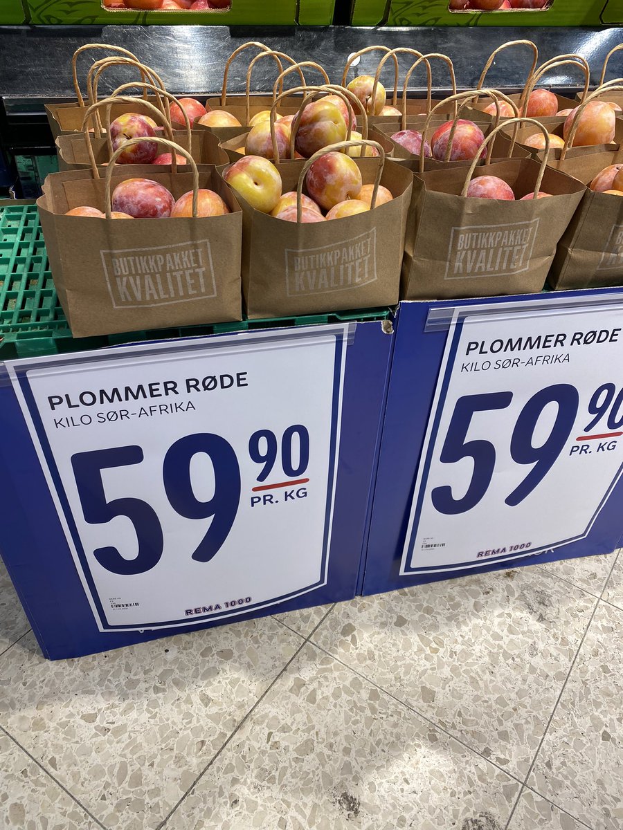 Mens Hardanger fløymer over av friske, saftige plommer og epler, finn eg langreiste plommer frå Sør-Afrika og Spania på beste utstillingsplass på nærbutikken… #wakeup #bevisstforbruker #bærekraftigevalg