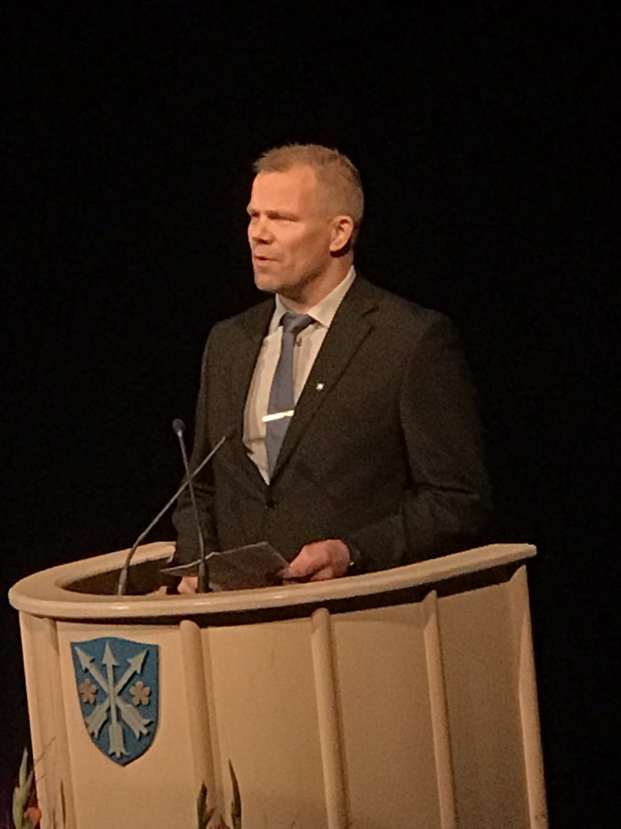 Ahtarinkaupunki's tweet photo. Kaupunginjohtaja @JarmoPienimaki toi tilaisuuteen Ähtärin kaupungin tervehdyksen #vanhustenviikko #vanhustenpäivä #vtkl #belikepanda https://t.co/yZ06gEgECq