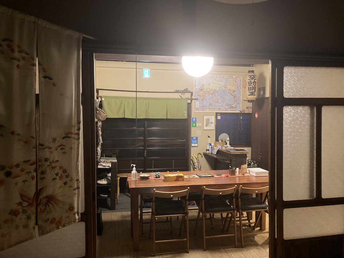 夜に緑家さん到着🌛

去年日本一中に福岡ゲストハウス
<a href="/fghship/">Fukuoka Guesthouse SHIP</a> で出逢った
きりくんが行く日にあわせて
念願の緑家初宿泊でした🏠

お茶の和三盆もらったの🍵
めちゃうまい、ありがとう！！！
@kiri_guesthouse