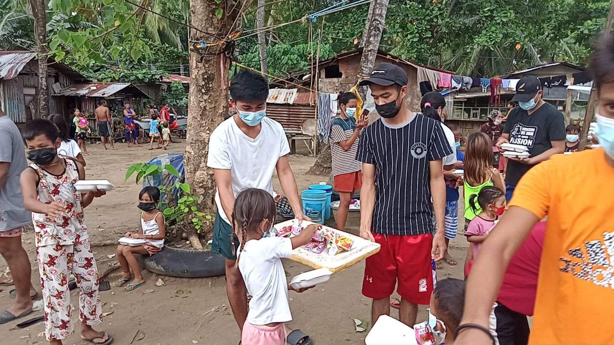 YORTROY1's tweet photo. @GutualJeff @RalfhTorres @bestaxies @CareyHo8 

https://t.co/7fWrm5uE0k team with 200 packs of food 
Always thankful to our @bestaxies 

We share the same passion ...
#axietechfam https://t.co/eOlO0Mzt8A