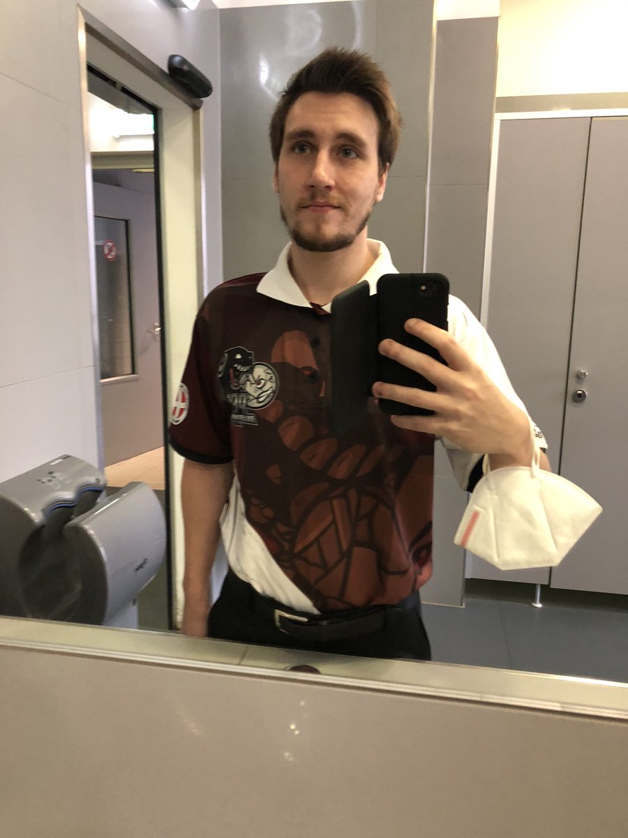 KonsortenTM_'s tweet photo. Die erste Runde der 2. Wiener Billard Liga und schon zwei Siege, ohne eine Kugel zu lochen, hoffe in der Nachmittagssession darf ich mein Können unter Beweis stellen 💪💪 https://t.co/PRXLHbJPqk