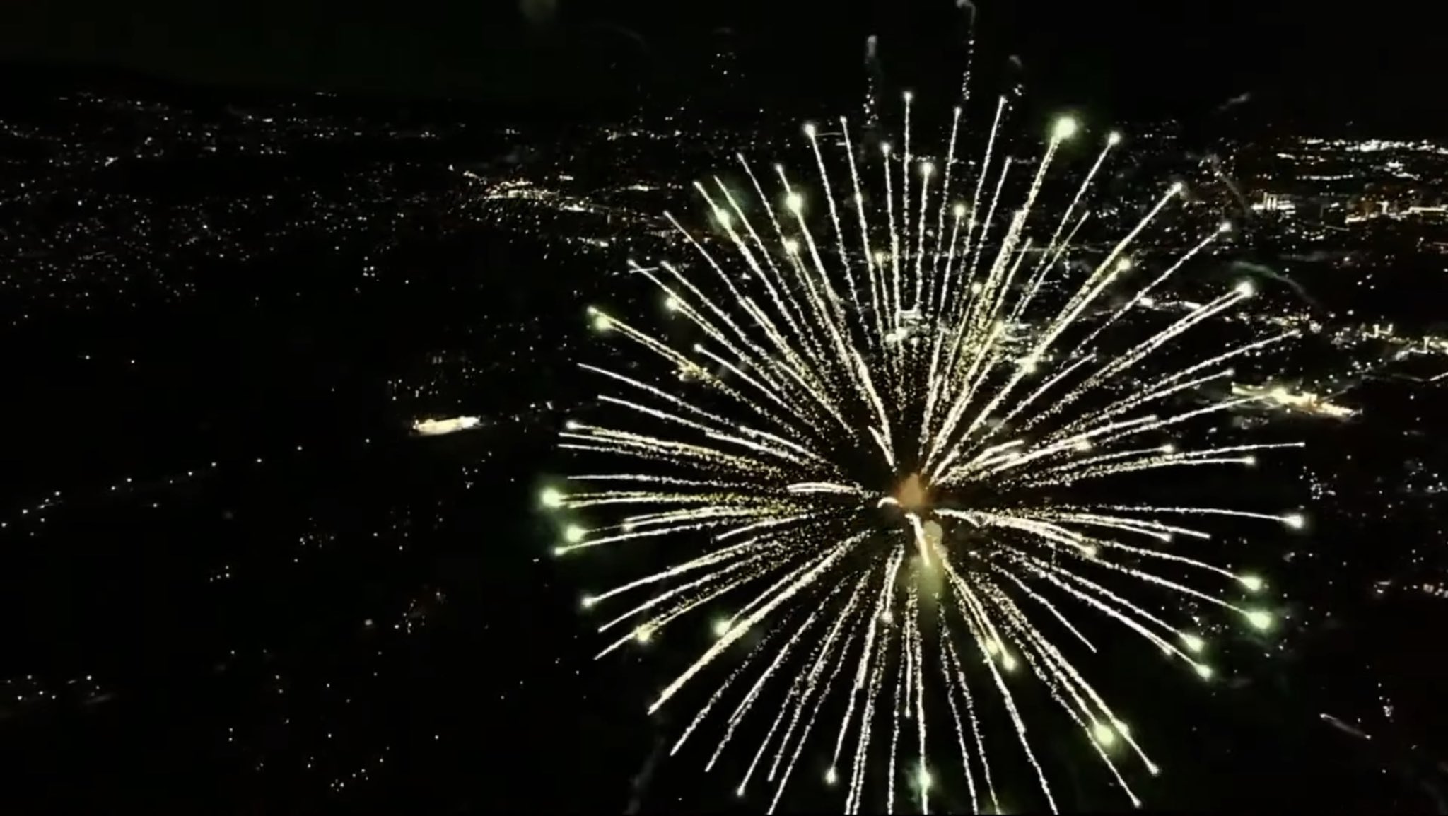 ならマガ ニュース 編集奈良 ドローンで花火打ち上げを撮影 奈良市内で花火が打ち上げられ Youtubeでも配信 花火の映像は動画の4時間12分 T Co G0ojfdui6x 毎年の なら奈良まつり に代わり コロナ禍の今年は 奈良一受けたい授業