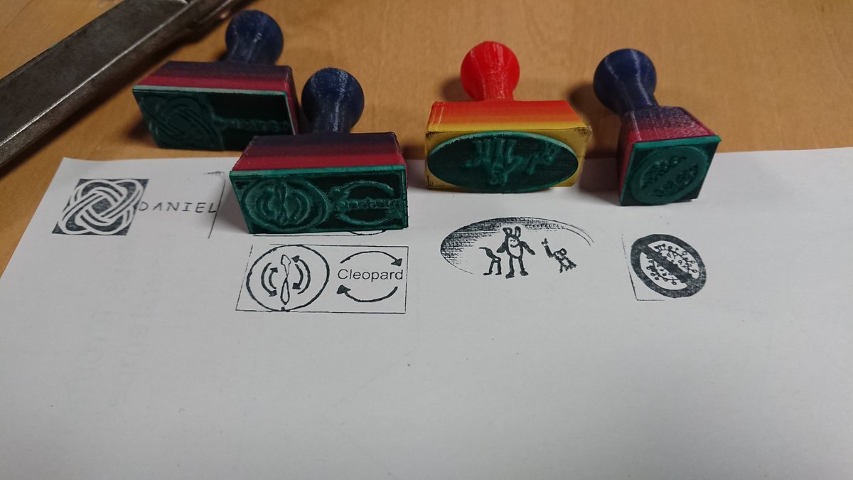 Auch bei uns sind heute die #TuerenAuf #mitderMaus
Die ersten Stempel aus dem LaserCutter sind auch schon fertig 😁