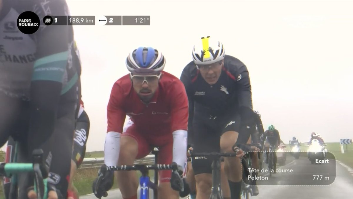 Florian Maitre est à l’avant ! 🤜🤛 #ParisRoubaix