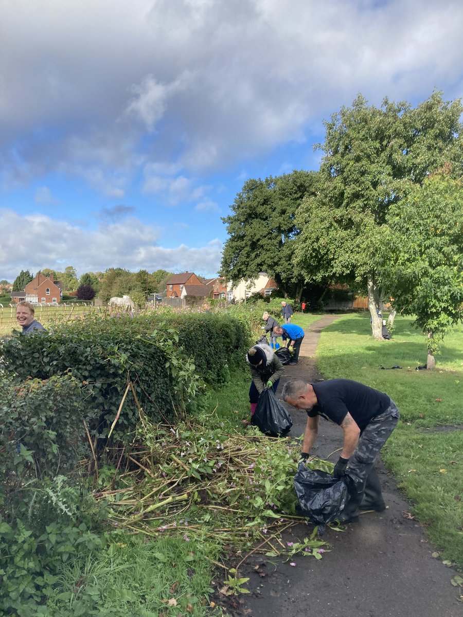 bromsgroverob's tweet photo. Fantastic turnout for our community gardening event at #LickeyEnd this morning. Thank you so much to the 20 local residents who turned up to help clear a whopping 85 bags of Himalayan Balsam! #KeepBromsgroveBeautiful https://t.co/EnnnC9VSWv
