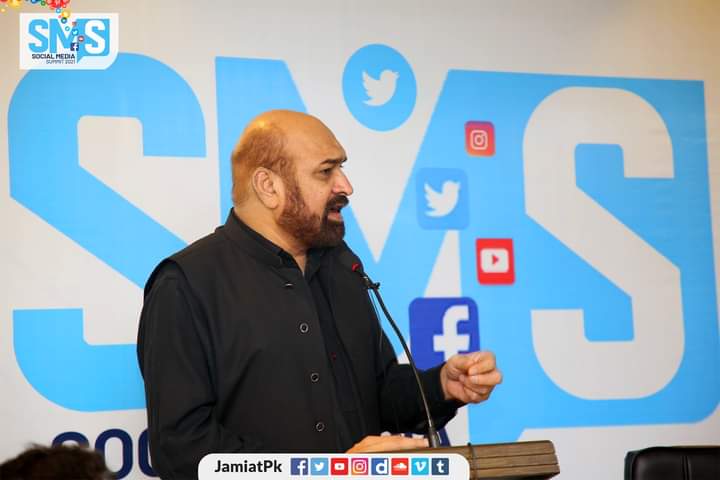 JamiatPK's tweet image. Mr. @realrazidada Anchorperson Din News Welcomed at 5th Annual #SocialMediaSummit2021.He Addressed the participants of SMS 2021 on topic of &quot;Impact of Twitter Trend on Prime time TV show&quot;.
Mr.@AadilFiaz (Central Spokesperson IJT) Presented Shield to our guest. 
#SMS2021 #JamiatPK