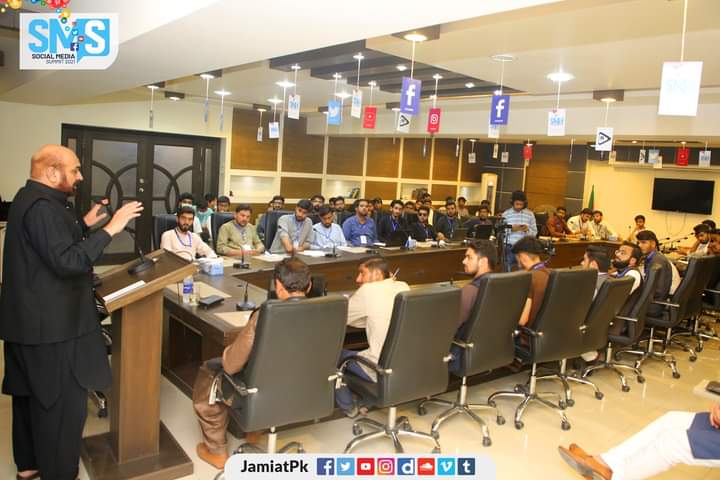 JamiatPK's tweet image. Mr. @realrazidada Anchorperson Din News Welcomed at 5th Annual #SocialMediaSummit2021.He Addressed the participants of SMS 2021 on topic of &quot;Impact of Twitter Trend on Prime time TV show&quot;.
Mr.@AadilFiaz (Central Spokesperson IJT) Presented Shield to our guest. 
#SMS2021 #JamiatPK