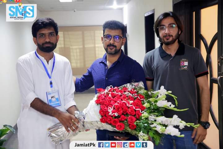 JamiatPK's tweet image. Mr.@FSWarraich Welcomed at 5th Annual #SocialMediaSummit2021 He Addressed the participants of SMS 2021 on topic of &quot;How to start a YouTube Channel, Content development &amp;amp; Research&quot;.
Mr.@AadilFiaz (Spokesperson IJT) Presented Shield to our guest Mr. Faisal Warraich. 
#SMS2021