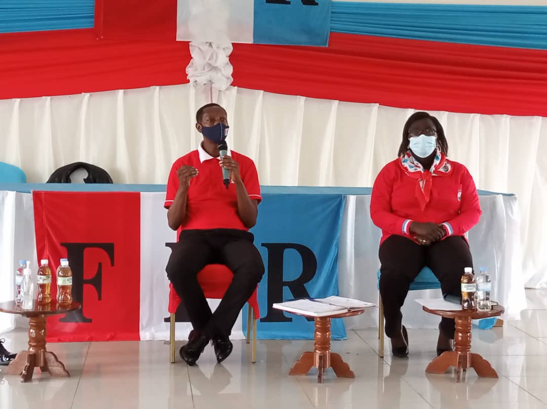 rbarwanda's tweet photo. Kuri iki Cyumweru, urubyiruko 68 rw'abanyeshuri biga mu mashuri yisumbuye bibumbiye mu muryango FPR-Inkotanyi mu karere ka @MusanzeDistrict, rwahuguwe ku mateka y'igihugu n'ubutwari bwaranze bagenzi babo mu rugamba rwo kubohora igihugu. #RBAAmakuru https://t.co/ll0fEkhqzs