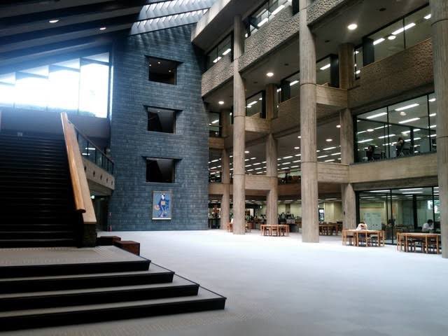 じゅじゅ あまり知られてないけど 千代田区の国立国会図書館は超便利 日本国内で出版された全ての本が無料で閲覧可能で ビジネス書 学術書 小説 雑誌 漫画 エロ本まで全て読み放題 自分は絶版や数十万の本 レポートを読みに時々行きます Pc使え