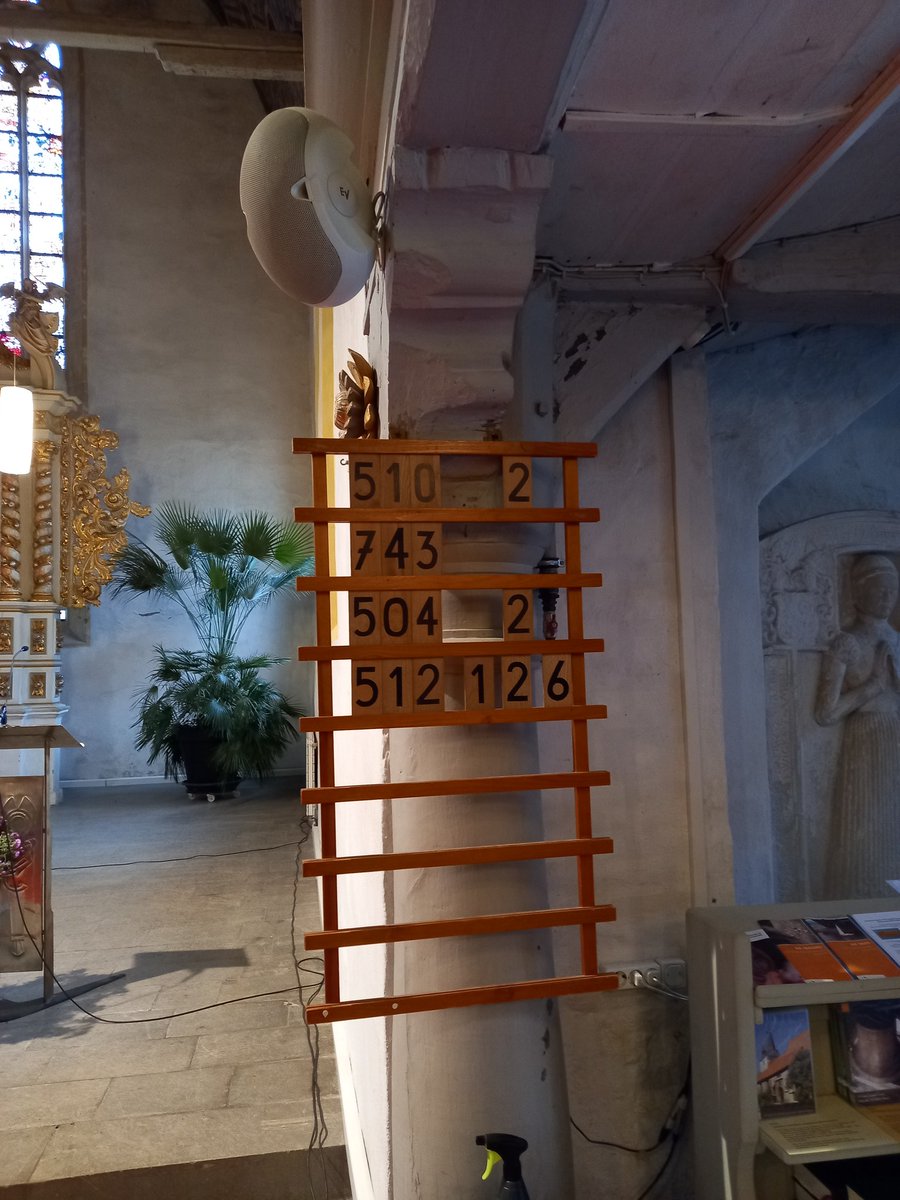 MatthaeusMonz's tweet photo. #Liederbingo/#Gesangbuchbingo zu #Erntedank. Links Kirche, rechts Seniorenheim. @_DagmarM, @papapastor, @was_mit_m, @theresaliebt, @lucas0706, @trautwein_u, @StephanHeinlein, @jankowskowitsch, @erna4802 und @mdmsll_h: wer spielt mit? https://t.co/UyYMqNiBOo