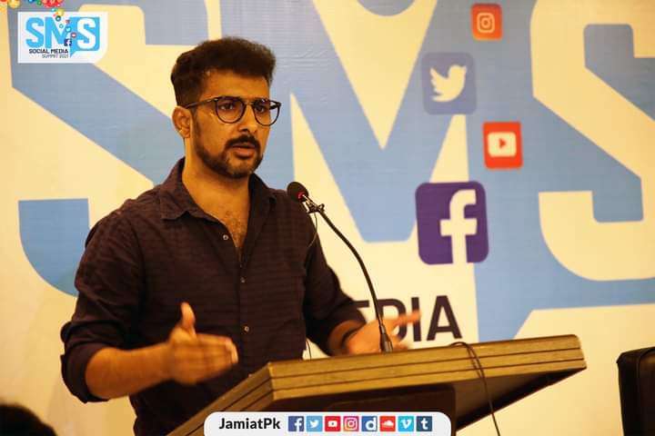 JamiatPK's tweet image. Mr.@FSWarraich Welcomed at 5th Annual #SocialMediaSummit2021 He Addressed the participants of SMS 2021 on topic of &quot;How to start a YouTube Channel, Content development &amp;amp; Research&quot;.
Mr.@AadilFiaz (Spokesperson IJT) Presented Shield to our guest Mr. Faisal Warraich. 
#SMS2021
