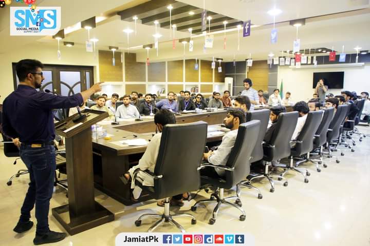 JamiatPK's tweet image. Mr.@FSWarraich Welcomed at 5th Annual #SocialMediaSummit2021 He Addressed the participants of SMS 2021 on topic of &quot;How to start a YouTube Channel, Content development &amp;amp; Research&quot;.
Mr.@AadilFiaz (Spokesperson IJT) Presented Shield to our guest Mr. Faisal Warraich. 
#SMS2021