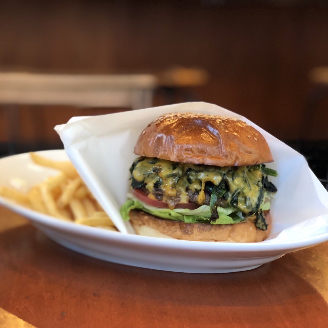 Tokyo_Fresh's tweet photo. Beautiful looking #burger at Golden Brown in #meguro comes highly recommended! #tokyo #japan #burgerporn #beefburger https://t.co/prAVY5RFKl