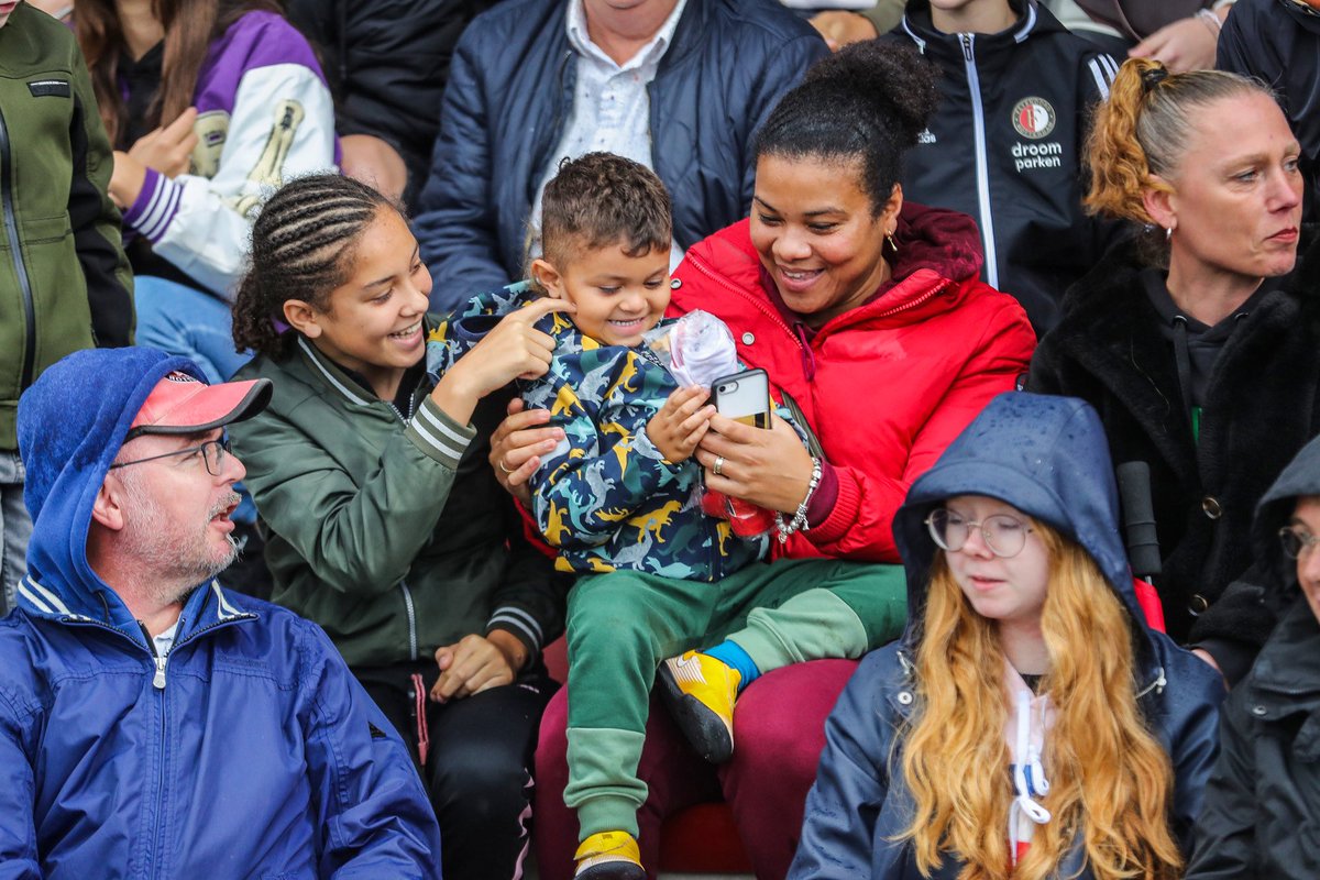 FeyenoordV1's tweet image. 👕 | EuroParcs schoot vandaag voor aanvang van #feyaja Feyenoord-shirts het publiek in! 🙌

#FeyenoordV1