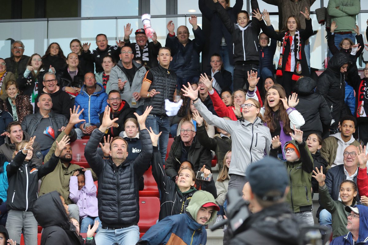 FeyenoordV1's tweet image. 👕 | EuroParcs schoot vandaag voor aanvang van #feyaja Feyenoord-shirts het publiek in! 🙌

#FeyenoordV1