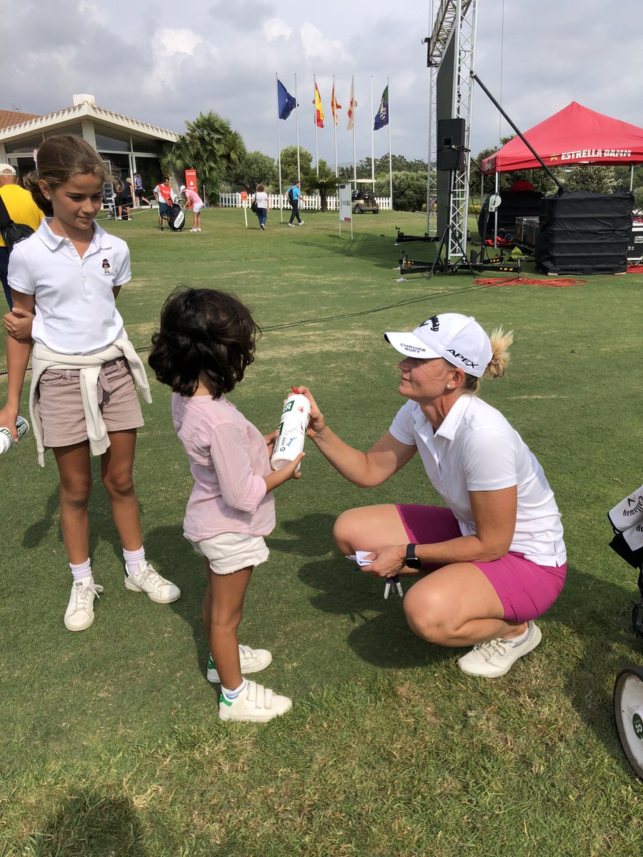 Making a fans day &amp; inspiring the next generation is what it’s all about 💖

<a href="/lindawessberg/">Linda Wessberg</a> 👏 

#EstrellaDammLadiesOpen | #RaiseOurGame