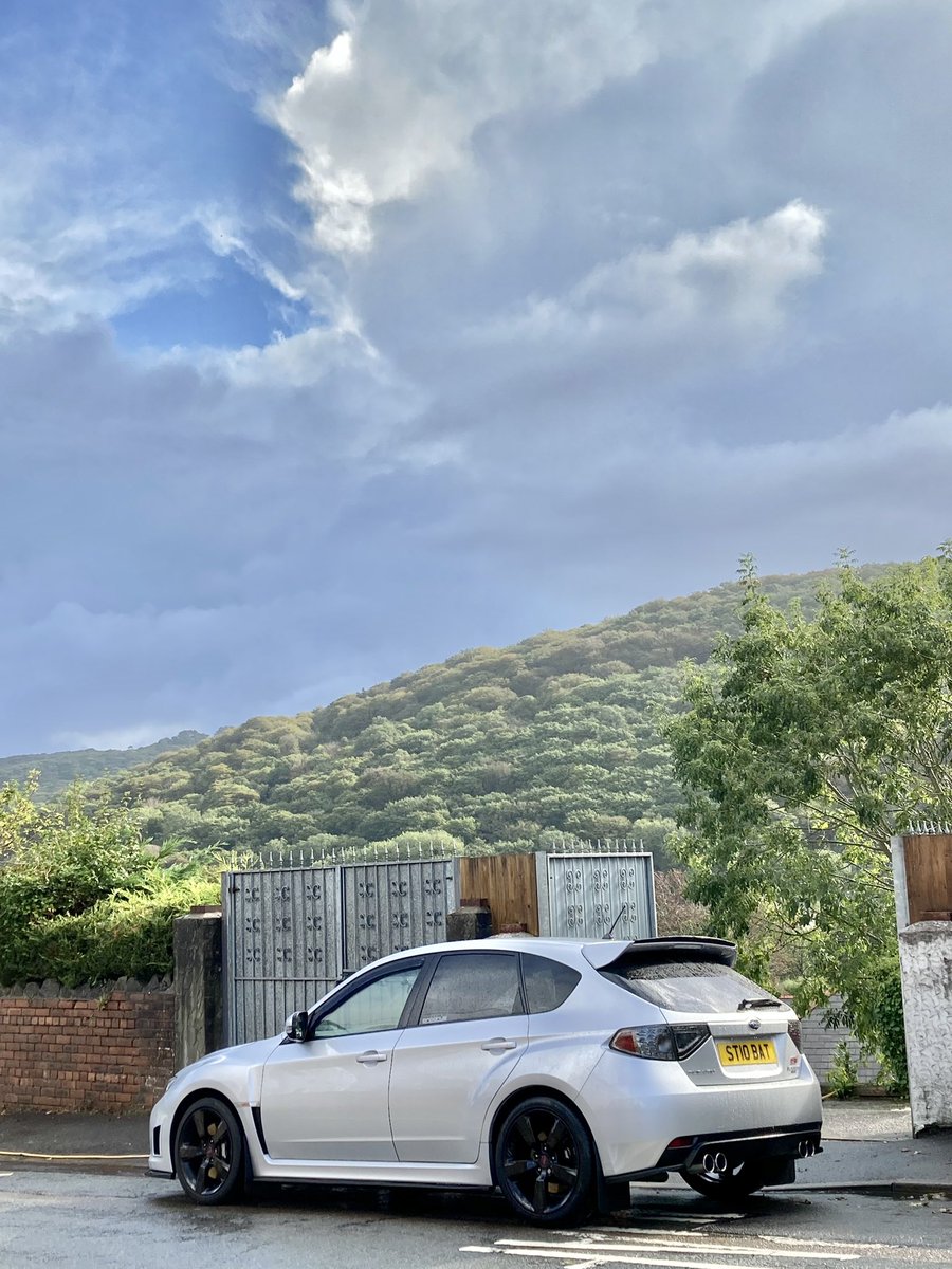 chalkychalk666's tweet photo. Sunday morning clean. In-between showers. 🌧☀️🌧☀️ 😈 #subaru #impreza #sti #prodrive #brembo #boxster #typeuk #subaruimpreza #stinkeye #hatchbacksti #subaruimprezahatchback #ppp #stinkeyesti #scooby #scoobydoo #subarulife #scoobylove #carsofinstagram #maxtondesign @maxtondesign https://t.co/UQzZVCrapu