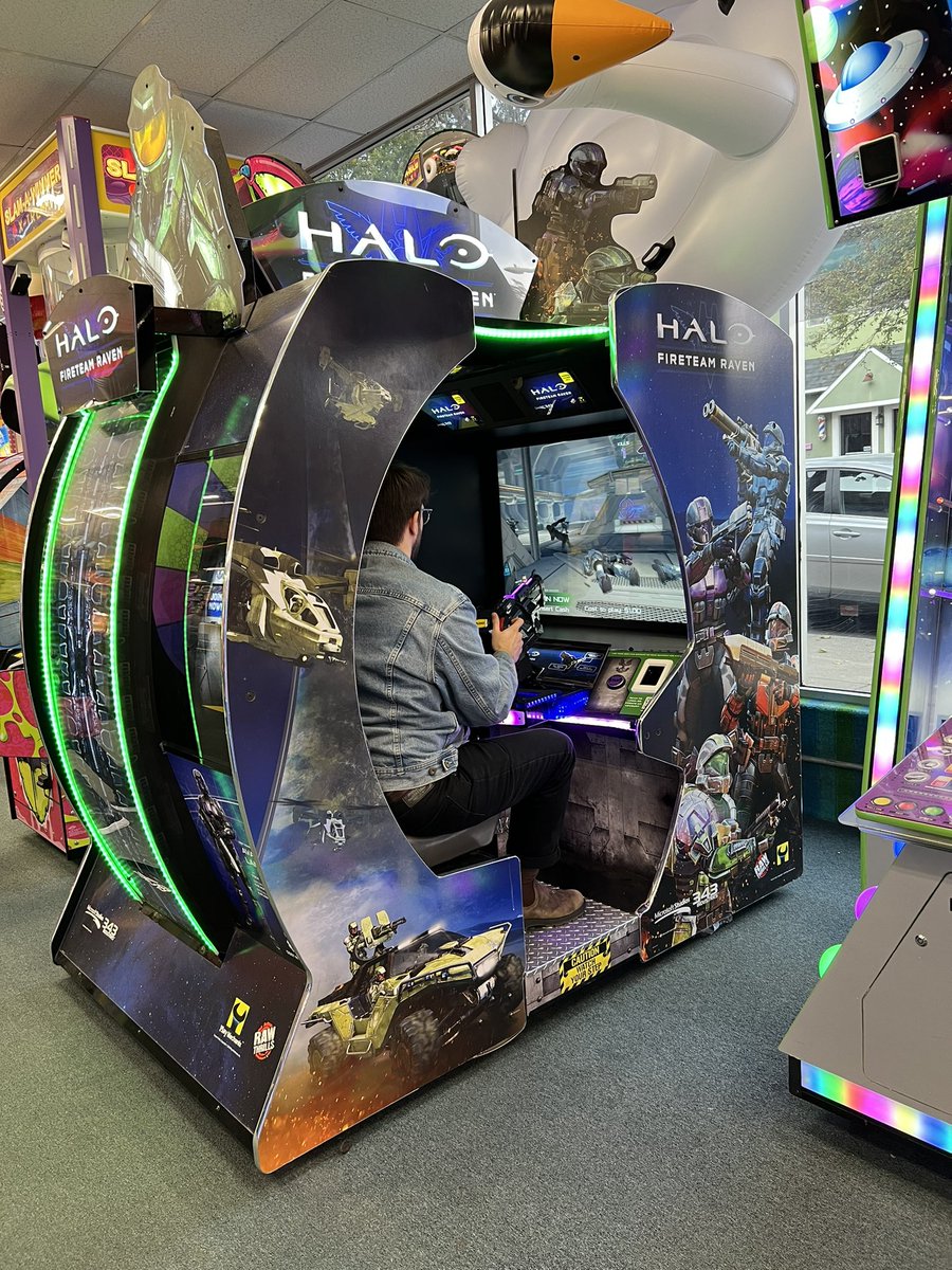 crecenteb's tweet photo. I love that arcades still exist and now are packed with crazy versions of retro and home video games. https://t.co/9d1ltgJQHk