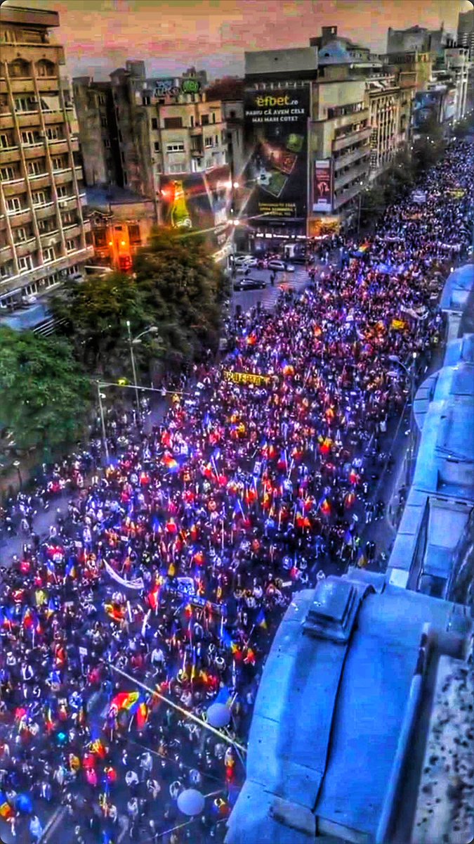 CezarVNastase's tweet photo. The huge column of the march for #FREEDOM organised by @georgesimion and #AUR from #universitysquare to #victoriasquare. #NoGreenPass #nosanitarydictarorship #NoMandatoryVaccinations https://t.co/CuayNwNs9c