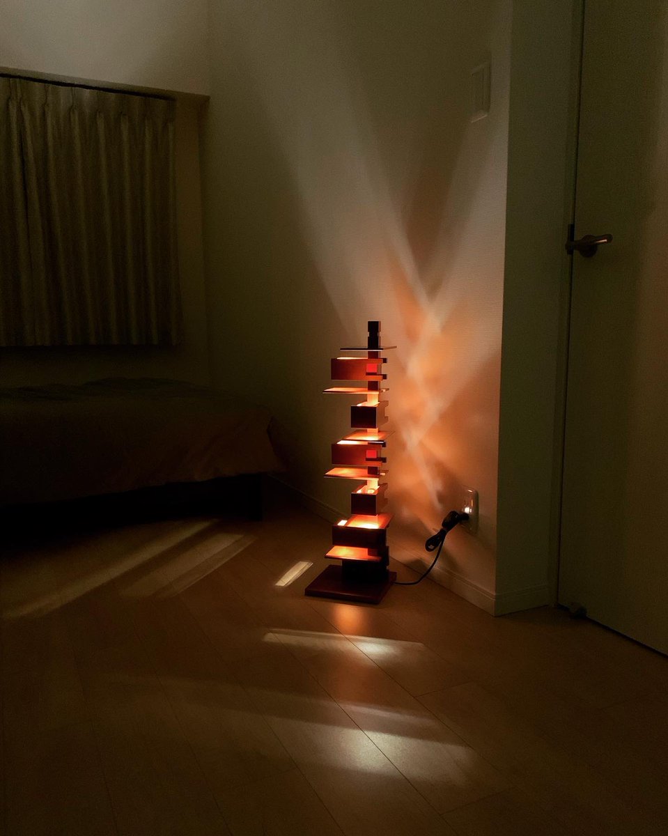 _n_t_d_c_c_'s tweet image. いつかはタリアセン🆕
どこに置くか全く決まってないけど。視線より低すぎると電球が見えて不恰好だし、スイッチのオンオフを手動のままでいくなら動線も考えないと

#frankloydwright #taliesin3

instagram.com/p/CUkJUy4JRU7/