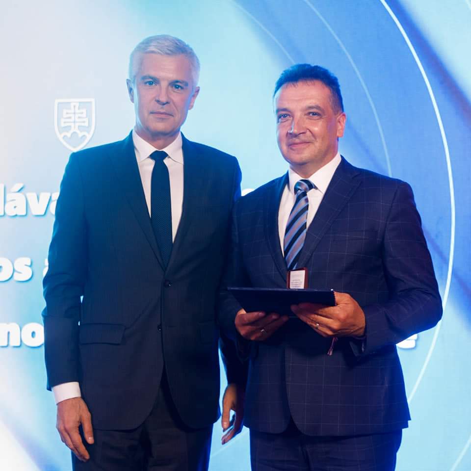slovakexporters's tweet photo. Two of our members @heliodorm from @SEAKenergetics and Ján Brkal from Chirana Medical received a medal from @IvanKorcok during this year's #ExportForum. Thanks go also to @IBrockova and @SulikRichard and the team of @SlovakiaMFA https://t.co/7SVuueY8kH