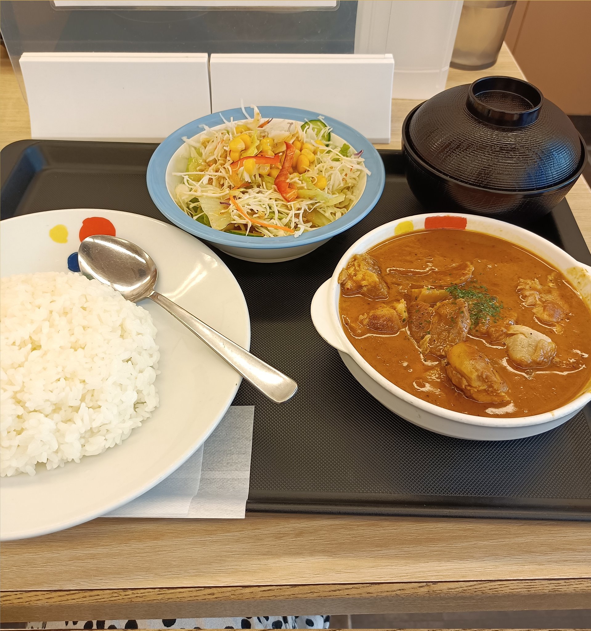 白蝶 あと松屋で期間限定マッサマンカレー食べてきた 私マッサマンカレー食べたの初めてかも いつも グリーンカレー食べちゃうから マッサマンカレーは じゃがいもと鶏肉しか入ってないんですけど 鶏肉がゴロゴロ入っててすっごい美味しかった