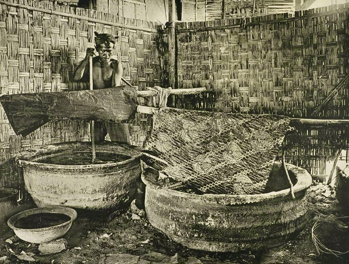 potolawas's tweet photo. Para pekerja usaha batik di Jawa, sekitar tahun 1899, 1930.
- Mencelup
- Membatik
- Para wanita pembatik
•
📸: AVS, ClassicStock/Corbis - H. Armstrong Roberts
•
#potolawas #potolawasjawa #batik #haribatik #haribatiknasional #membatik https://t.co/Rz7BeIekjt