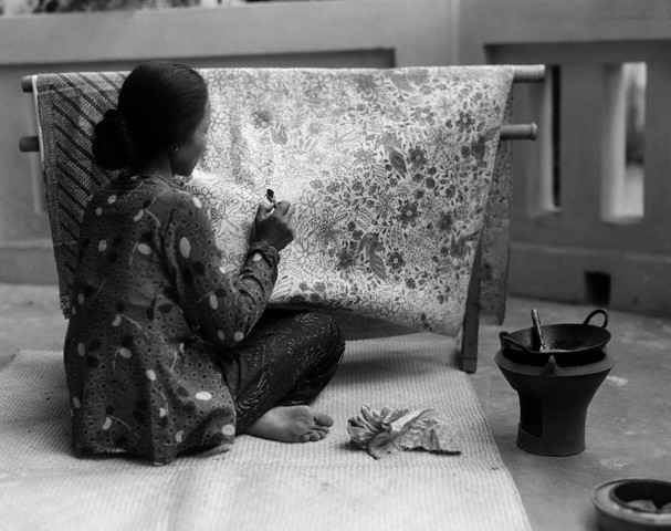 potolawas's tweet photo. Para pekerja usaha batik di Jawa, sekitar tahun 1899, 1930.
- Mencelup
- Membatik
- Para wanita pembatik
•
📸: AVS, ClassicStock/Corbis - H. Armstrong Roberts
•
#potolawas #potolawasjawa #batik #haribatik #haribatiknasional #membatik https://t.co/Rz7BeIekjt