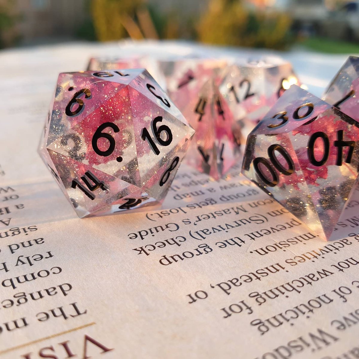 MaluridaeDice's tweet image. local crepe myrtle trapped in dice and glitter~ how wonderful 🌸
#flowerdice #handmadedice #dungeonsanddragons