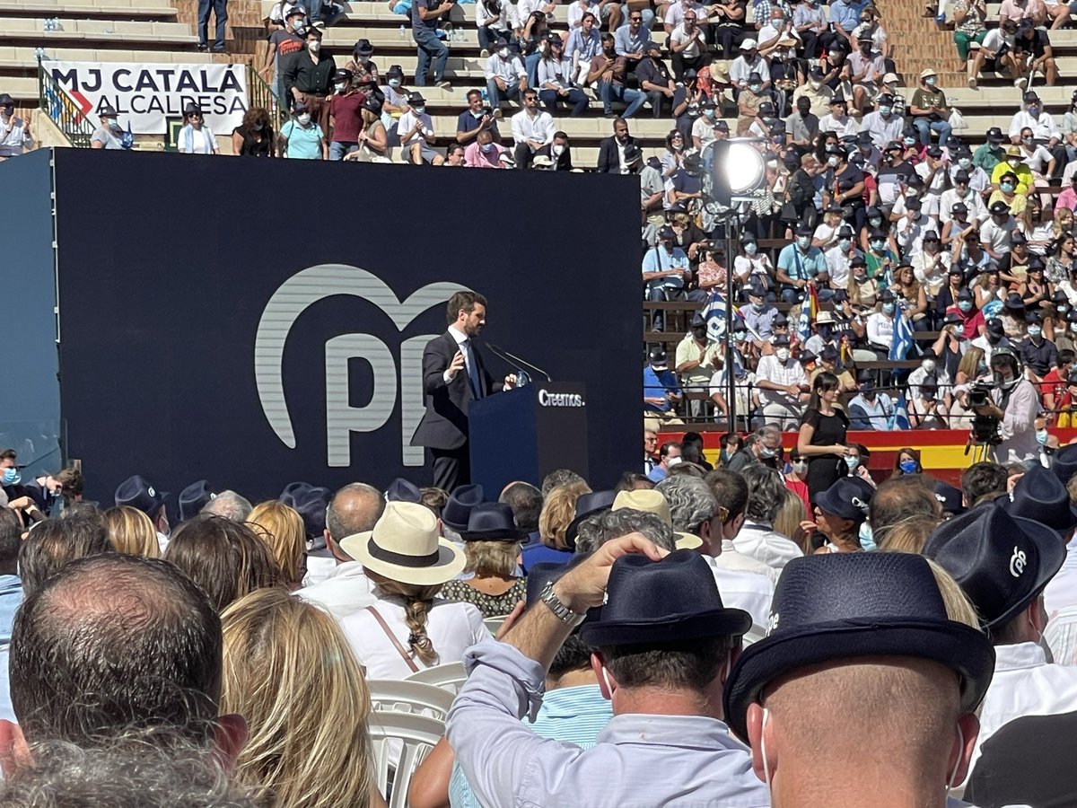 antonioperal's tweet photo. Grande, Presidente: “No se trata de planchar por la noche, sino de cambiar de Gobierno, queridos amigos” @pablocasado_ 👍🏻👍🏻#ConvencionPP 💙💙 #Creemos #PlazadeTorosValencia 🇪🇸 https://t.co/RFbXxIBc8J