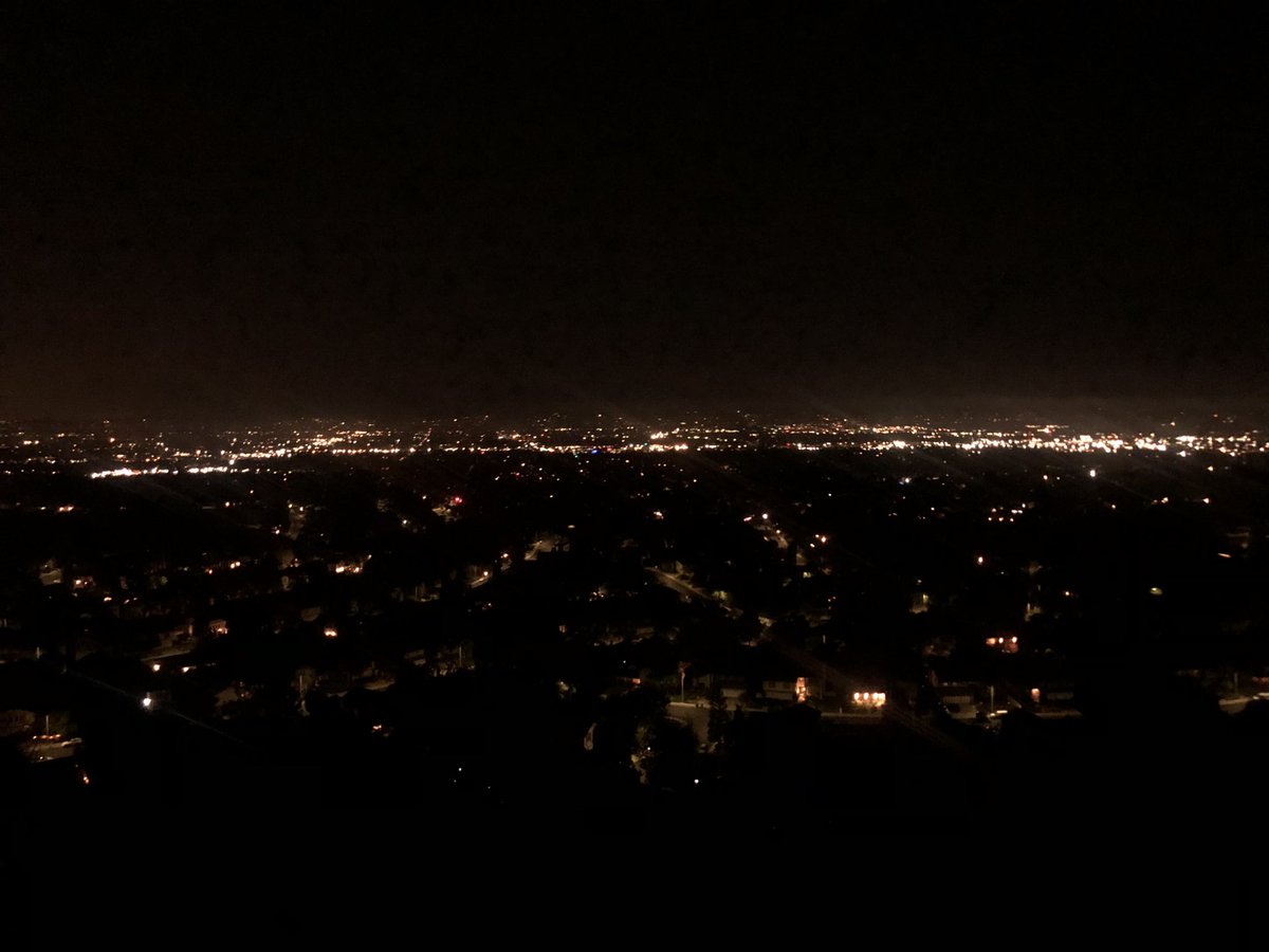Guppea's tweet photo. 4:45 am in LA https://t.co/fo5SNSsHe5