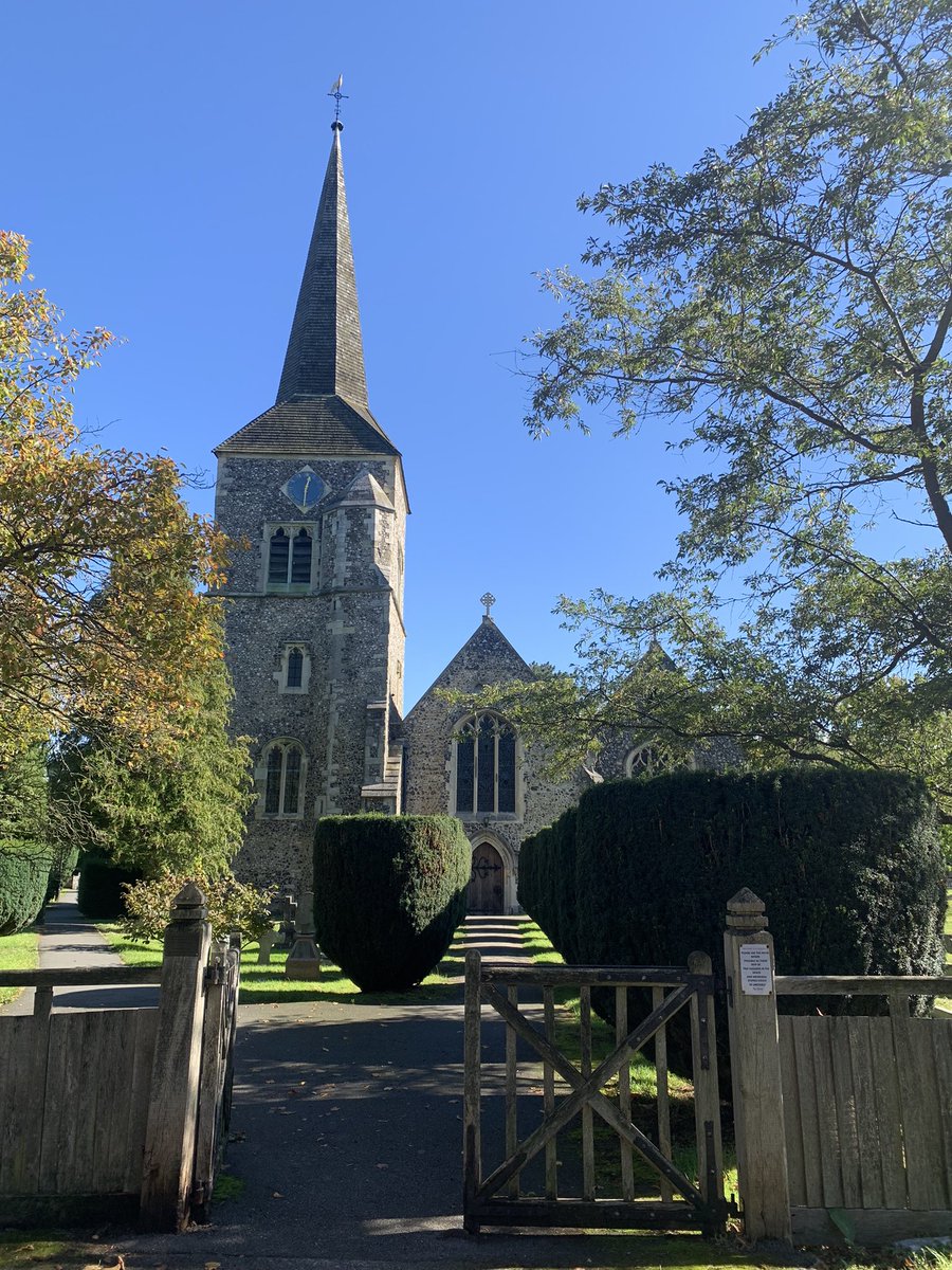CClark_UK's tweet photo. St. Nicholas, Chislehurst basking in sunshine after @1662PrayerBook Sung Mattins. Choral Evensong later at 6pm. All welcome. #Trinity18 @ChislehurstSocy @VisitChis @SeeOfRochester https://t.co/dve3Avd1ea