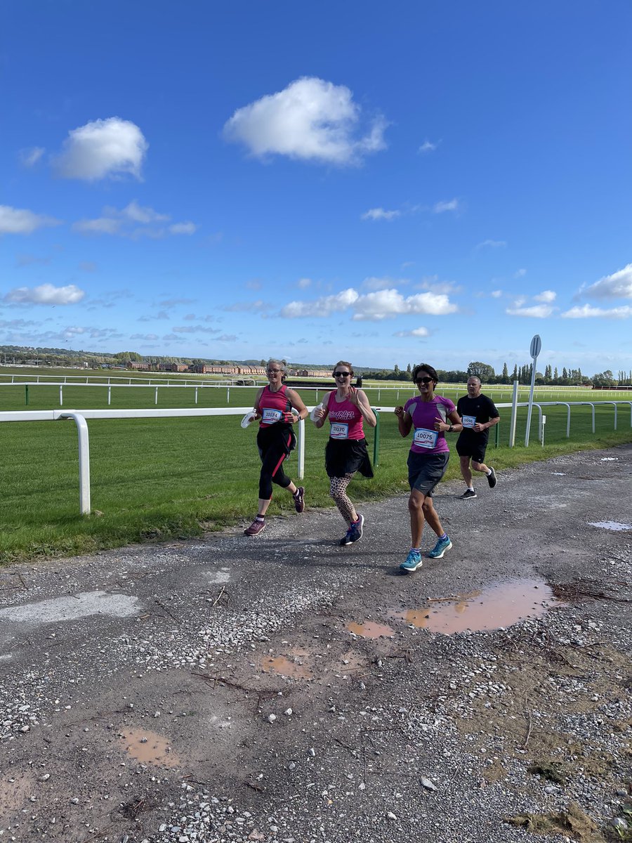 HB4x4R's tweet photo. Our brilliant volunteers are out in the sunshine in #Newbury today marshalling the #RaceForLife 

Smiles and waves all round 👋☀️

#SundayFunday #NotJustSnow @4x4response @raceforlife https://t.co/YL21XOjadd