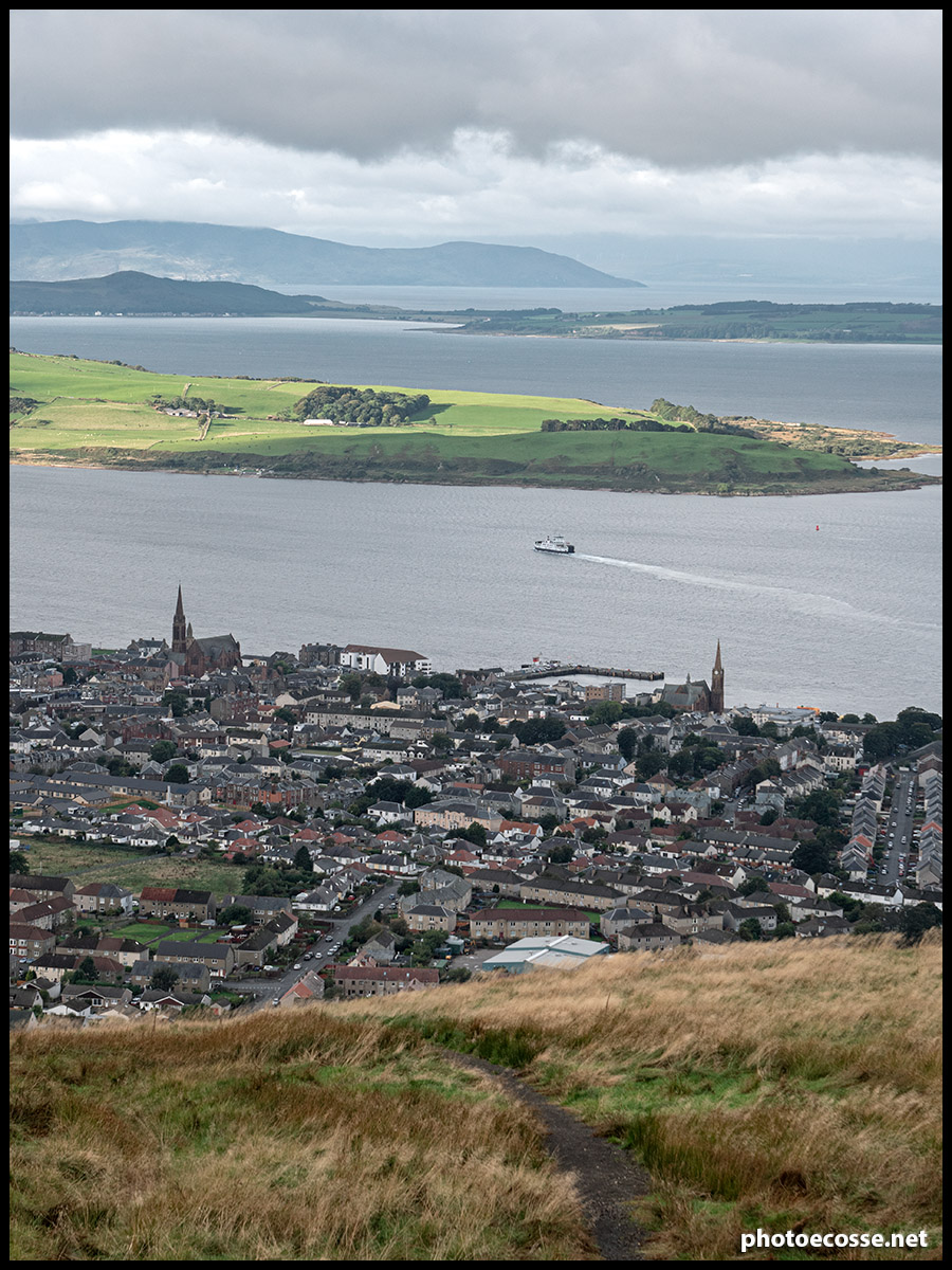 GarethHarper1's tweet photo. A quick wee walk up the hill between the showers this morning.
#CauldRocks
#Largs
#FirthofClyde
#Cumbrae
#Bute
#Arran
#Hunterston
#Photoecosse https://t.co/oQiOUeXB69