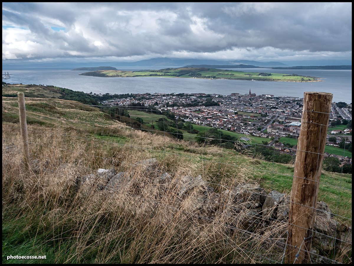 GarethHarper1's tweet photo. A quick wee walk up the hill between the showers this morning.
#CauldRocks
#Largs
#FirthofClyde
#Cumbrae
#Bute
#Arran
#Hunterston
#Photoecosse https://t.co/oQiOUeXB69